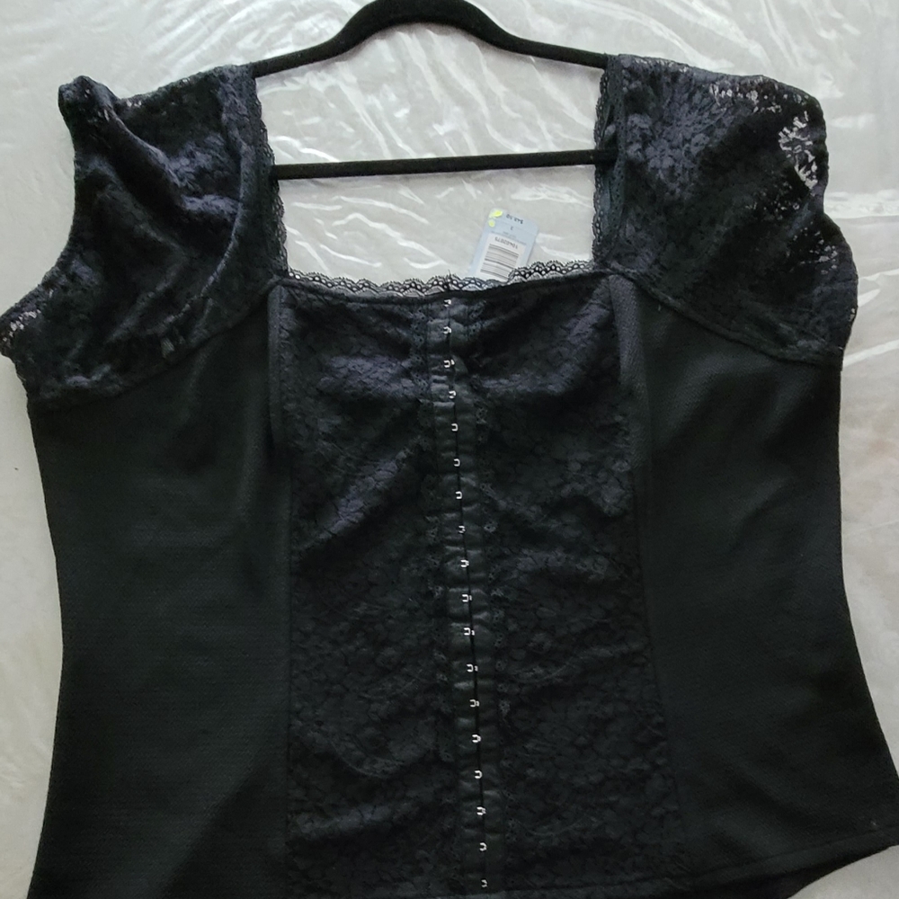 TORRID VINTAGE EDGE BLACK SWEETHEART KNIT TOP